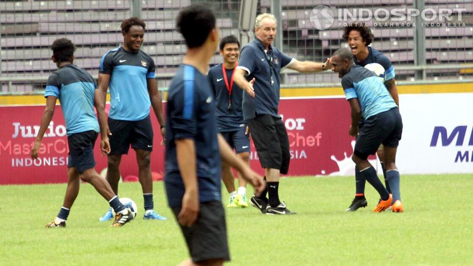 Alfred Riedl saat melatih Timnas Indonesia.